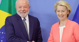 Brazīlijas prezidents Luiss Inasiu Lula da Silva un Eiropas Komisijas prezidente Urzula fon der Leiena Eiropas Savienības un Latīņamerikas valstu samitā Briselē. 