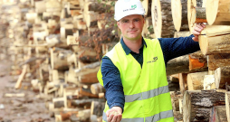 Pašlaik izejmateriāla – apaļkoksnes, kuru "Enefit Green" iepērk no AS "Latvijas valsts meži", cena ir 50–60 eiro par vienu kubikmetru, bet 2022. gadā cena palielinājās no 30 eiro līdz pat 90 eiro par kubikmetru. "Prognozēt granulu cenu ilgtermiņā ir ļoti grūti, jo tā ir atkarīga no dažādiem faktoriem, piemēram, no klimatiskajiem apstākļiem," vērtē uzņēmuma "Enefit Green" Brocēnu granulu ražotnes vadītājs Aleksandrs Mežeckis. Pašlaik izejmateriāla – apaļkoksnes, kuru "Enefit Green" iepērk no AS "Latvijas valsts meži", cena ir 50–60 eiro par vienu kubikmetru, bet 2022. gadā cena palielinājās no 30 eiro līdz pat 90 eiro par kubikmetru. "Prognozēt granulu cenu ilgtermiņā ir ļoti grūti, jo tā ir atkarīga no dažādiem faktoriem, piemēram, no klimatiskajiem apstākļiem," vērtē uzņēmuma "Enefit Green" Brocēnu granulu ražotnes vadītājs Aleksandrs Mežeckis.