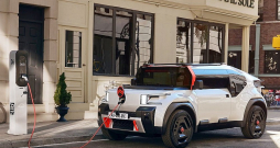 "Citroen Oli" nav vairāk zirdziņu kā manam pirmajam "Žigulim". Autori saka – nevajag. Ar maksimumu 120 km/h pietiek. Sevišķi pilsētniekiem, kuri, protams, ir galvenā mērķauditorija. Šāda elektroauto koncepta rezultāts – pietiek ar mazāku, tātad vieglāku akumulatoru. "Citroen Oli" nav vairāk zirdziņu kā manam pirmajam "Žigulim". Autori saka – nevajag. Ar maksimumu 120 km/h pietiek. Sevišķi pilsētniekiem, kuri, protams, ir galvenā mērķauditorija. Šāda elektroauto koncepta rezultāts – pietiek ar mazāku, tātad vieglāku akumulatoru.