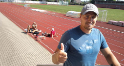 Raivis Maķevics – Latvijas jauno daudzcīņnieku paaudzes labākais treneris, fonā viņa audzēkņi Andris Skadiņš un māsas Gerda un Arta Dreimanes. Ar šādiem motivētiem sportistiem strādāt esot patiess gandarījums. Raivis Maķevics – Latvijas jauno daudzcīņnieku paaudzes labākais treneris, fonā viņa audzēkņi Andris Skadiņš un māsas Gerda un Arta Dreimanes. Ar šādiem motivētiem sportistiem strādāt esot patiess gandarījums.