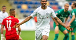 "RFS" kotdivuāriešu futbolists Ismaels Diomandē pēdējā virslīgas spēlē pret "Audu" izcēlās ar četriem gūtiem vārtiem. "RFS" kotdivuāriešu futbolists Ismaels Diomandē pēdējā virslīgas spēlē pret "Audu" izcēlās ar četriem gūtiem vārtiem.