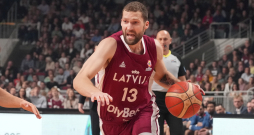 Latvijas vīriešu valstsvienības spēlētājs Jānis Strēlnieks 2023. gada Pasaules kausa izcīņas kvalifikācijas turnīra spēlē basketbolā vīriešiem starp Latvijas un Lielbritānijas komandām "Arēnā Rīga". Latvijas vīriešu valstsvienības spēlētājs Jānis Strēlnieks 2023. gada Pasaules kausa izcīņas kvalifikācijas turnīra spēlē basketbolā vīriešiem starp Latvijas un Lielbritānijas komandām "Arēnā Rīga".
