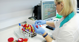 Laboratoriju pārstāvji uzskata, ka ar naudas nepiešķiršanu valsts soda pacientus.