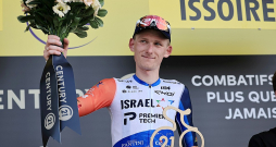 Krists Neilands pēc sacensību desmitā posma kāpa uz "Tour de France" lielās skatuves, lai saņemtu dienas aktīvākā braucēja balvu. Krists Neilands pēc sacensību desmitā posma kāpa uz "Tour de France" lielās skatuves, lai saņemtu dienas aktīvākā braucēja balvu.