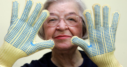 Stefanija Kvoleka (1923–2014) un cimdi ar kevlara pārklājumu. Stefanija Kvoleka (1923–2014) un cimdi ar kevlara pārklājumu.