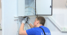 Elektriķa profesijā automatizācija ir ļoti sarežģīta, jo katru reizi jāsaskaras ar jaunu, unikālu situāciju. Tomēr pārāk atslābināties nevajadzētu arī šīs jomas pārstāvjiem, jo speciālisti uzskata, ka mākslīgais intelekts palīdzēs automatizēt arī šīs jomas darbus. Ilustratīvs attēls. Elektriķa profesijā automatizācija ir ļoti sarežģīta, jo katru reizi jāsaskaras ar jaunu, unikālu situāciju. Tomēr pārāk atslābināties nevajadzētu arī šīs jomas pārstāvjiem, jo speciālisti uzskata, ka mākslīgais intelekts palīdzēs automatizēt arī šīs jomas darbus. Ilustratīvs attēls.