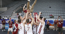 Latvijas basketbola juniori pēc perfekta turnīra meta gaisā komandas galveno treneri Ediju Šleseru. Latvijas basketbola juniori pēc perfekta turnīra meta gaisā komandas galveno treneri Ediju Šleseru.