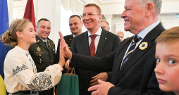 Valsts prezidents Edgars Rinkēvičs (vidū) tikšanās laikā. Tajā piedalījās arī valsts aizsardzības un patriotisma fonda "Namejs" valdes priekšsēdētājs atvaļinātais ģenerālleitnants Raimonds Graube (otrais no labās), kuru Valsts prezidents nupat iecēlis arī par Ordeņu kapitula kancleru. Valsts prezidents Edgars Rinkēvičs (vidū) tikšanās laikā. Tajā piedalījās arī valsts aizsardzības un patriotisma fonda "Namejs" valdes priekšsēdētājs atvaļinātais ģenerālleitnants Raimonds Graube (otrais no labās), kuru Valsts prezidents nupat iecēlis arī par Ordeņu kapitula kancleru.