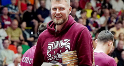 Kristaps Porziņģis pirms Latvijas izlases pirmās pārbaudes spēles saņēma apsveikumus 28. dzimšanas dienā, taču veselības likstu dēļ pats vēl laukumā nedevās. Kristaps Porziņģis pirms Latvijas izlases pirmās pārbaudes spēles saņēma apsveikumus 28. dzimšanas dienā, taču veselības likstu dēļ pats vēl laukumā nedevās.