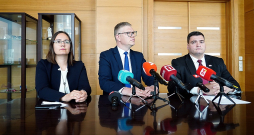 Trīs līdzšinējie Rīgas vicemēri – Linda Ozola, Vilnis Ķirsis un Edvards Ratnieks – gatavi jaunai koalīcijai. Trīs līdzšinējie Rīgas vicemēri – Linda Ozola, Vilnis Ķirsis un Edvards Ratnieks – gatavi jaunai koalīcijai.