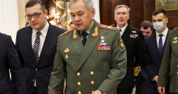 Sergejs Šoigu (centrā).