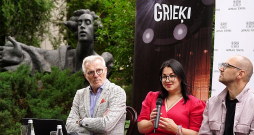 Liepājas teātra direktors Herberts Laukšteins (no kreisās), Liepājas teātra mārketinga direktore Elīna Neiberga un režisors Jānis Znotiņš piedalās preses konferencē Rīgā, Eduarda Smiļģa Teātra muzeja pagalmā.