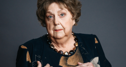 "Tā ir visīstākā aktiera darba būtība – tev dots tikai mirklis, kurā satiekamies, lai to atcerētos uz mūžu," teic Ilze Vazdika. "Tā ir visīstākā aktiera darba būtība – tev dots tikai mirklis, kurā satiekamies, lai to atcerētos uz mūžu," teic Ilze Vazdika.
