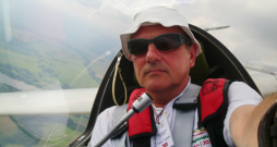 Divvientulība ar debesīm – tas ir īpašs stāvoklis, kas pilotam Voldemāram Gavaram ir kļuvis par dzīves piepildījumu.