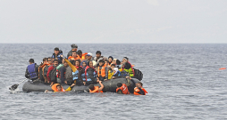 Kamēr ik dienas pāri Lamanša jūras šaurumam Lielbritānijā ierodas aizvien jauni nelegālie imigranti, Apvienotajā Karalistē netrūkst juristu, kas par bargu naudu viņiem ir gatavi pārdot pārliecinošus bēdu stāstus, šādi bruģējot viltus tiesisko pamatu palikšanai valstī. Kamēr ik dienas pāri Lamanša jūras šaurumam Lielbritānijā ierodas aizvien jauni nelegālie imigranti, Apvienotajā Karalistē netrūkst juristu, kas par bargu naudu viņiem ir gatavi pārdot pārliecinošus bēdu stāstus, šādi bruģējot viltus tiesisko pamatu palikšanai valstī.