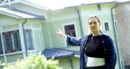 Energokopienu dažādās darbības nianses skaidro biedrības "Zaļās brīvība" atjaunīgās enerģijas eksperte Krista Pētersone: "Ir ēkas, kuru jumti ir piemēroti lielākas jaudas elektrostaciju uzstādīšanai, nekā vajadzīgs to individuālajam patēriņam. Savukārt blakus ēkām var būt noderīgi izmantot enerģijas pārpalikumu – tas attiecas ne tikai uz dzīvojamo sektoru, bet arī uz uzņēmumiem un publiskām iestādēm."
Energokopienu dažādās darbības nianses skaidro biedrības "Zaļās brīvība" atjaunīgās enerģijas eksperte Krista Pētersone: "Ir ēkas, kuru jumti ir piemēroti lielākas jaudas elektrostaciju uzstādīšanai, nekā vajadzīgs to individuālajam patēriņam. Savukārt blakus ēkām var būt noderīgi izmantot enerģijas pārpalikumu – tas attiecas ne tikai uz dzīvojamo sektoru, bet arī uz uzņēmumiem un publiskām iestādēm."