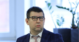 Mārtiņš Āboliņš, Bankas "Citadele" ekonomists: "Ir skaidra motivācija samazināt pieslēguma jaudas, bet vienlaikus valstiski grib, lai iedzīvotāji liek saules paneļus, kam vajag diezgan lielas jaudas un brauc ar elektroauto. Tāpēc īsti nav saprotams tarifa palielināšanas veids." Mārtiņš Āboliņš, Bankas "Citadele" ekonomists: "Ir skaidra motivācija samazināt pieslēguma jaudas, bet vienlaikus valstiski grib, lai iedzīvotāji liek saules paneļus, kam vajag diezgan lielas jaudas un brauc ar elektroauto. Tāpēc īsti nav saprotams tarifa palielināšanas veids."