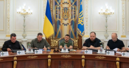 Ukrainas prezidents Volodimirs Zelenskis piektdien atlaidis amatpersonas, kas atbildīgas par iesaukšanu armijā valsts reģionos. Ukrainas prezidents Volodimirs Zelenskis piektdien atlaidis amatpersonas, kas atbildīgas par iesaukšanu armijā valsts reģionos.