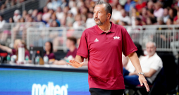 Latvijas vīriešu basketbola valstsvienības galvenais treneris Luka Banki. Latvijas vīriešu basketbola valstsvienības galvenais treneris Luka Banki.