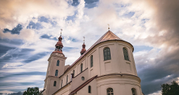 Skaistkalnes baznīca nu rotājas ar jauniem torņiem.