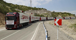 Armēnijas kravas automašīnas ar humāno palīdzību netālu no Azerbaidžānas kontrolpunkta pie ieejas Lačinas koridorā, kas ved uz Kalnu Karabahu. Erevāna vainojusi Baku par Kalnu Karabahai domātās palīdzības bloķēšanu.