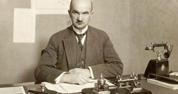 Ilggadējais Valsts kontroles vadītājs Roberts Ivanovs (1883–1954). Ilggadējais Valsts kontroles vadītājs Roberts Ivanovs (1883–1954).