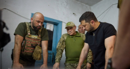 Ukrainas prezidents Volodimirs Zelenskis apspriežas ar armijas vadību. 