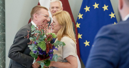 Pirms pusotra mēneša labklājības ministre Evika Siliņa sveica toreizējo ārlietu ministru Edgaru Rinkēviču viņa pēdējā valdības sēdē. Dažas dienas pēc tam viņš stājās Valsts prezidenta amatā. Tagad jāgaida, vai Rinkēvičs aicinās Siliņu veidot jauno valdību un vai varēs viņu sveikt ar apstiprināšanu Saeimā... Pirms pusotra mēneša labklājības ministre Evika Siliņa sveica toreizējo ārlietu ministru Edgaru Rinkēviču viņa pēdējā valdības sēdē. Dažas dienas pēc tam viņš stājās Valsts prezidenta amatā. Tagad jāgaida, vai Rinkēvičs aicinās Siliņu veidot jauno valdību un vai varēs viņu sveikt ar apstiprināšanu Saeimā...