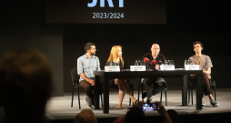 Režisori Aiks Karapetjans (no kreisās), Marija Linarte, Jaunā Rīgas teātra mākslinieciskais vadītājs Alvis Hermanis un režisors Gerds Lapoška preses konferencē.