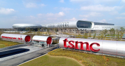 Taivānas firma "TSMC" ceļ pusvadītāju rūpnīcas Vācijā, ASV un Japānā. Attēlā – viena no gigantiskajām "TSMC" ražotnēm, kas jau darbojas. Taivānas firma "TSMC" ceļ pusvadītāju rūpnīcas Vācijā, ASV un Japānā. Attēlā – viena no gigantiskajām "TSMC" ražotnēm, kas jau darbojas.