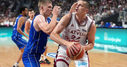 Andrejs Gražulis (no labās) bijis viens no Latvijas izlases stabilākajiem spēlētājiem aizvadītajos pārbaudes mačos. Andrejs Gražulis (no labās) bijis viens no Latvijas izlases stabilākajiem spēlētājiem aizvadītajos pārbaudes mačos.