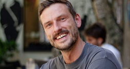 Edgars Lielausis: "Domāju, ka Latvijas literatūrai ir nākotne un mums apkārt ir ļoti daudz radošu cilvēku." Edgars Lielausis: "Domāju, ka Latvijas literatūrai ir nākotne un mums apkārt ir ļoti daudz radošu cilvēku."