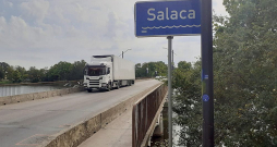 Drošības dēļ tiltu drīkst šķērsot tikai vienā virzienā. Satiksmi regulē luksofori, starp auto jāievēro 30 metru distance.