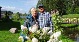 Viesu mājas Kaupēnu dzirnavas saimnieki Indra Briede ar vīru Ojāru Briedi savu dārzu kopj jau 17 gadus.