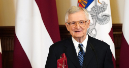 "Man ir stingra pārliecība, ka cilvēkam, kam vairāk dots, ir morāls pienākums palīdzēt citiem," saka Vilis Vītols. "Man ir stingra pārliecība, ka cilvēkam, kam vairāk dots, ir morāls pienākums palīdzēt citiem," saka Vilis Vītols.