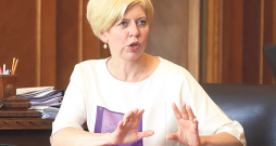 Anda Čakša: "Arī tas, kā notika uzņemšana Rīgas vidusskolās, parādīja, ka ir skolas, kurās bērni ļoti vēlas būt, un ir lērums skolu, kurās viņi negrib iestāties. Bet kāpēc tā ir? Izglītības kvalitātei skolās būtu jābūt salīdzināmai, nevis krasi atšķirīgai." Anda Čakša: "Arī tas, kā notika uzņemšana Rīgas vidusskolās, parādīja, ka ir skolas, kurās bērni ļoti vēlas būt, un ir lērums skolu, kurās viņi negrib iestāties. Bet kāpēc tā ir? Izglītības kvalitātei skolās būtu jābūt salīdzināmai, nevis krasi atšķirīgai."