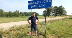"Vispār es brīnos par to, cik patiesībā maz ieguldījumu notiek visas Eiropas Savienības austrumu robežas izveidē, kur vajadzētu būt skaidri redzamam, cik liela ir atšķirība dzīvot šinī vai Krievijas un Baltkrievijas pusē. Kopumā pārmetumi par šo situāciju tik daudz nebūtu jāadresē mūsu valdībai, cik Eiropas Savienības struktūrām," vērtē Baltinavas iedzīvotājs Rolands Keišs, "Latvijas Avīzes" pavadonis Latvijas un Krievijas pierobežā. "Vispār es brīnos par to, cik patiesībā maz ieguldījumu notiek visas Eiropas Savienības austrumu robežas izveidē, kur vajadzētu būt skaidri redzamam, cik liela ir atšķirība dzīvot šinī vai Krievijas un Baltkrievijas pusē. Kopumā pārmetumi par šo situāciju tik daudz nebūtu jāadresē mūsu valdībai, cik Eiropas Savienības struktūrām," vērtē Baltinavas iedzīvotājs Rolands Keišs, "Latvijas Avīzes" pavadonis Latvijas un Krievijas pierobežā.