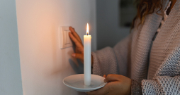 Četras fiziskas personas ir iesniegušas prasību tiesā pret Sabiedrisko pakalpojumu regulēšanas komisiju par jauno elektroenerģijas tarifu nepamatotību. Tikmēr uzraugs prognozē, ka tarifa ārpuskārtas pārskatīšana gada nogalē, visdrīzākais, nespēs amortizēt finansiālo triecienu, ko pašreizējais tarifu lēciens sagādājis neskaitāmām mājsaimniecībām. Četras fiziskas personas ir iesniegušas prasību tiesā pret Sabiedrisko pakalpojumu regulēšanas komisiju par jauno elektroenerģijas tarifu nepamatotību. Tikmēr uzraugs prognozē, ka tarifa ārpuskārtas pārskatīšana gada nogalē, visdrīzākais, nespēs amortizēt finansiālo triecienu, ko pašreizējais tarifu lēciens sagādājis neskaitāmām mājsaimniecībām.
