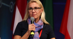 ES enerģētikas komisāre Kadri Simsone paudusi gandarījumu par gāzes krātuvju piepildījumu pirms termiņa, kas palīdzēs stabilizēt enerģijas tirgu tuvākajos mēnešos, taču piebilda, ka "gāzes tirgū saglabājas sensivitāte". ES enerģētikas komisāre Kadri Simsone paudusi gandarījumu par gāzes krātuvju piepildījumu pirms termiņa, kas palīdzēs stabilizēt enerģijas tirgu tuvākajos mēnešos, taču piebilda, ka "gāzes tirgū saglabājas sensivitāte".