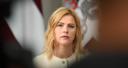 Evika Siliņa piedalās preses brīfingā Rīgas pilī, kurā Valsts prezidents nominē labklājības ministri par jauno Ministru prezidenti.