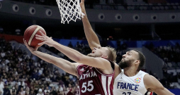 Latvijas basketbola izlases pirmajās divās izcilajās spēlēs Pasaules kausā teicamu sniegumu demonstrējis Artūrs Žagars – mačā pret Libānu viņš partnerus apgādāja ar 11 rezultatīvām piespēlēm, bet vēsturiskajā un būtiskajā uzvarā pret Franciju izcēlās ar 22 punktiem, pēdējā ceturtdaļā ļaujot komandai turēties sāncenšiem līdzi un beigās arī nosvērt uzvaras kausu sarkanbaltsarkano labā. Žagars spilgti talantu apliecināja Eiropas U-18 čempionātā 2018. gadā Rīgā, taču pēcāk daudz cīnījies ar traumām un aizvadītajā sezonā pārliecību par savām dotībām atguva Lietuvā. Nu var redzēt, ka viņš ir gatavs karjeras nākamajam solim. Bet pagaidām vēl priekšā lielas spēles ar Latvijas izlasi Indonēzijā un, cerams, arī turnīra izšķirošajā fāzē Filipīnās. Latvijas basketbola izlases pirmajās divās izcilajās spēlēs Pasaules kausā teicamu sniegumu demonstrējis Artūrs Žagars – mačā pret Libānu viņš partnerus apgādāja ar 11 rezultatīvām piespēlēm, bet vēsturiskajā un būtiskajā uzvarā pret Franciju izcēlās ar 22 punktiem, pēdējā ceturtdaļā ļaujot komandai turēties sāncenšiem līdzi un beigās arī nosvērt uzvaras kausu sarkanbaltsarkano labā. Žagars spilgti talantu apliecināja Eiropas U-18 čempionātā 2018. gadā Rīgā, taču pēcāk daudz cīnījies ar traumām un aizvadītajā sezonā pārliecību par savām dotībām atguva Lietuvā. Nu var redzēt, ka viņš ir gatavs karjeras nākamajam solim. Bet pagaidām vēl priekšā lielas spēles ar Latvijas izlasi Indonēzijā un, cerams, arī turnīra izšķirošajā fāzē Filipīnās.