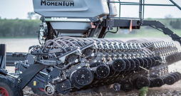 "Fendt Momentum" tiešās sējas sējmašīna.