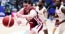 Rodions Kurucs cīņā ar Kanādas spēlētājiem. Rodions Kurucs cīņā ar Kanādas spēlētājiem.