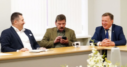Partijas "Apvienotais saraksts" pārstāvji – Saeimas deputāti Igors Rajevs (no kreisās), Ingmārs Līdaka un iekšlietu ministrs Māris Kučinskis, otrdien gaidot tikšanos ar partiju apvienības "Jaunā Vienotība" pārstāvjiem. Partijas "Apvienotais saraksts" pārstāvji – Saeimas deputāti Igors Rajevs (no kreisās), Ingmārs Līdaka un iekšlietu ministrs Māris Kučinskis, otrdien gaidot tikšanos ar partiju apvienības "Jaunā Vienotība" pārstāvjiem.