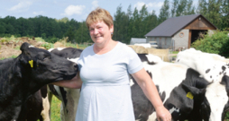 "Rijaskalnos" lielu uzmanību pievērš ģenētikai. Saimniece Inguna Liepiņa 35 centus lielo piena iepirkuma cenu vērtē kā "izdzīvošanas cenu", kas neļauj atlicināt naudu saimniecības izaugsmei. "Rijaskalnos" lielu uzmanību pievērš ģenētikai. Saimniece Inguna Liepiņa 35 centus lielo piena iepirkuma cenu vērtē kā "izdzīvošanas cenu", kas neļauj atlicināt naudu saimniecības izaugsmei.