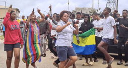 Apvērsuma atbalstītāji Gabonas pilsētā Akandā svin prezidenta Ali Bongo gāšanu. Bongo ģimene pie varas Gabonā bijusi 56 gadus. Apvērsuma atbalstītāji Gabonas pilsētā Akandā svin prezidenta Ali Bongo gāšanu. Bongo ģimene pie varas Gabonā bijusi 56 gadus.