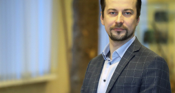 "Valdības veidošanas process ir labākajā gadījumā nepiedodami ilgi statisks, bet atkarībā no tā, kā šis viss beigsies – tālākā nozares un ministriju sadarbības dinamika varētu būt arī negatīva," uzskata Latvijas Kokrūpniecības federācijas izpilddirektors Artūrs Bukonts. "Valdības veidošanas process ir labākajā gadījumā nepiedodami ilgi statisks, bet atkarībā no tā, kā šis viss beigsies – tālākā nozares un ministriju sadarbības dinamika varētu būt arī negatīva," uzskata Latvijas Kokrūpniecības federācijas izpilddirektors Artūrs Bukonts.