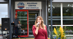 Atklāj atjaunoto Kuldīgas Centra vidusskolu. 