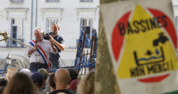 Piecus mēnešus pēc sākotnēji miermīlīgās demonstrācijas netālu no Seintsolinas ūdens rezervuāra, kas pārauga vardarbībā, augusta vidū vides aktīvisti daudzviet Francijā atkal pulcējās uz protestiem pret pārlieku intensīvu pazemes ūdeņu izmantošanu, kas turklāt daudzu ieskatā tiek nevienlīdzīgi sadalīti. Piecus mēnešus pēc sākotnēji miermīlīgās demonstrācijas netālu no Seintsolinas ūdens rezervuāra, kas pārauga vardarbībā, augusta vidū vides aktīvisti daudzviet Francijā atkal pulcējās uz protestiem pret pārlieku intensīvu pazemes ūdeņu izmantošanu, kas turklāt daudzu ieskatā tiek nevienlīdzīgi sadalīti.