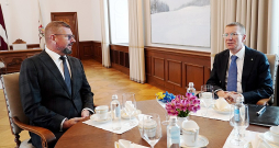 LOK prezidents Jānis Buks (no kreisās) ar Valsts prezidentu Edgaru Rinkēviču tikšanās laikā cita starpā pārrunāja iespēju Latvijā uzņemt ziemas olimpiskās spēles un Jaunatnes vasaras olimpiādi. LOK prezidents Jānis Buks (no kreisās) ar Valsts prezidentu Edgaru Rinkēviču tikšanās laikā cita starpā pārrunāja iespēju Latvijā uzņemt ziemas olimpiskās spēles un Jaunatnes vasaras olimpiādi.